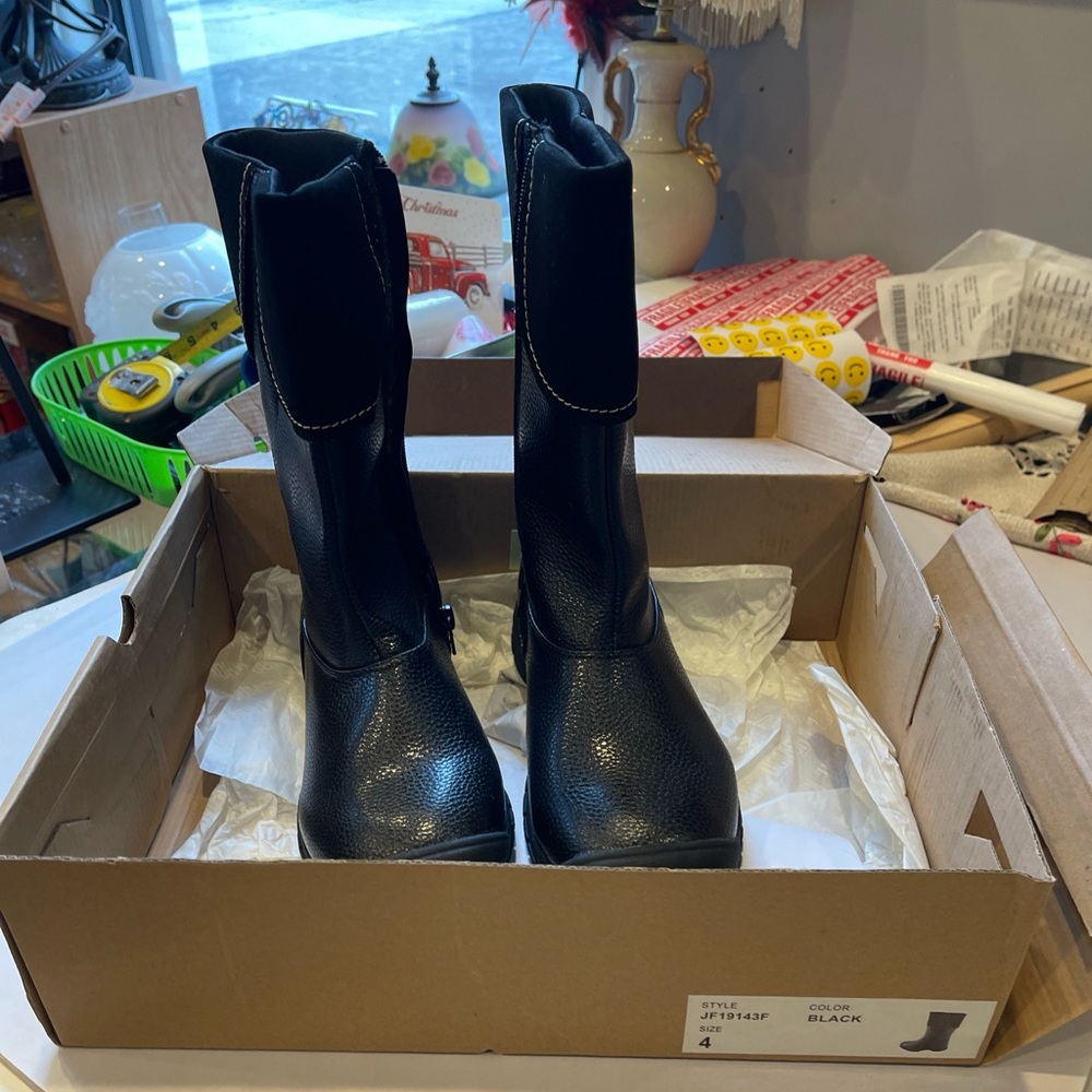khombu boots child’s/ girl Size 4 Black , Winter Boots , Zipped Up Boots